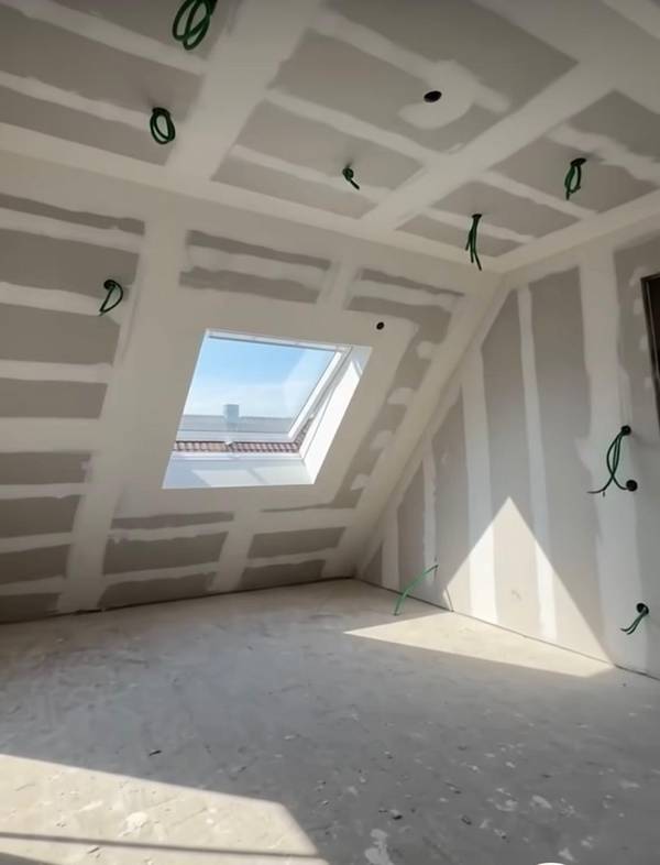 Ausgebaute Dachschräge mit Dachfenster, Fugen verspachtelt