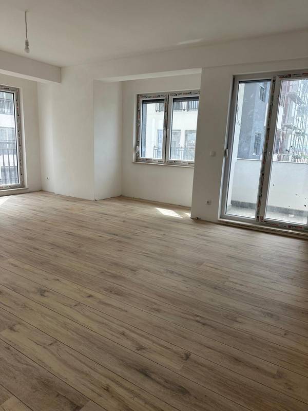 Weiß gestrichener Wohnraum mit drei Fenstern