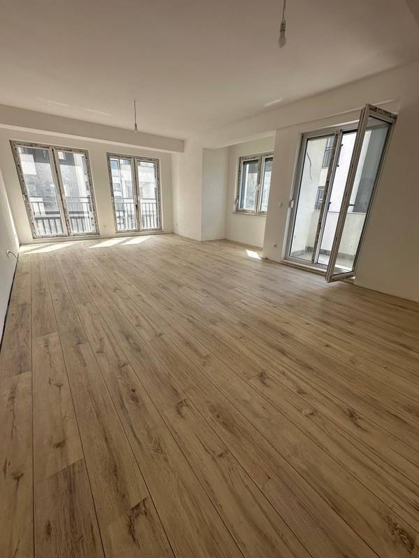 Wohnraum mit neuem Boden in Holzoptik